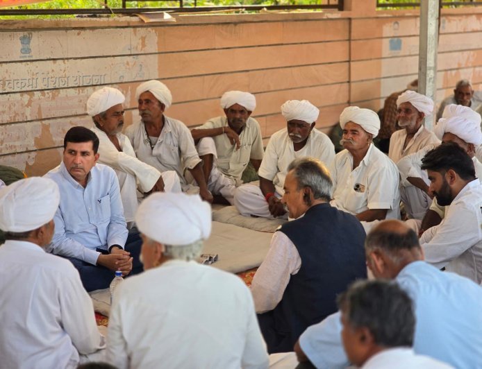 भोजासर धरने में शामिल हुए हरीश चौधरी, मुआवजा मांग तेज